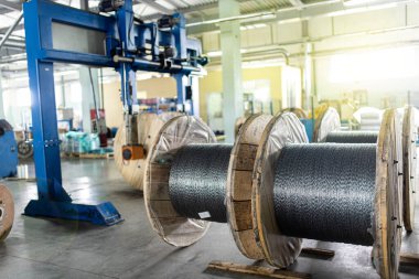 Telekomünikasyon sistemleri için endüstriyel fiber optik kablo üretimi. Fabrikada modern fiberglas ve fiber optik kablolar üretiliyor..