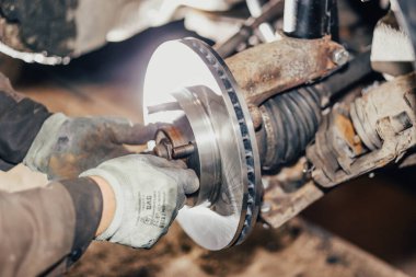 araba fren tamiri, yeni bir fren diski kurulumu.