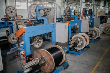 Bir fabrikada endüstriyel fiber kablo üretimi. Telekomünikasyon kabloları, yüksek voltaj hatları.