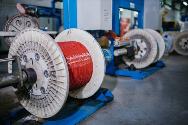 Elektrik kabloları ve optik fiberler üretmek için modern otomatikleştirilmiş fabrika. Bir fabrikadaki makine aletleri dizisi..