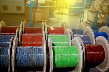 Bir fabrikada endüstriyel fiber kablo üretimi. Telekomünikasyon kabloları, yüksek voltaj hatları.