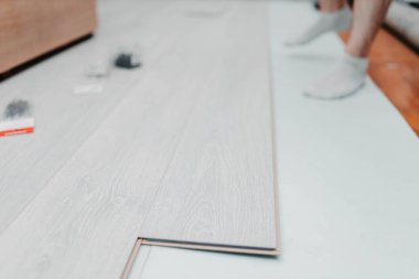 Yenileme sırasında laminatlarla çalışmanın yakın plan çekimi