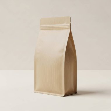 Kahve ya da yiyecek ambalajı için boş kese kağıdı. Tarafsız arka planda modelleme.