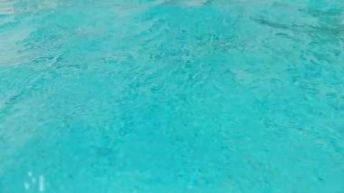 Bu video, hafif dalgalanmalar ve akışkan hareketlerle turkuaz suyu sergiliyor, rahatlatıcı ve rahatlatıcı bir görsel deneyim sunuyor. Bir arkaplan ögesi ya da rahatlama videoları için ideal.