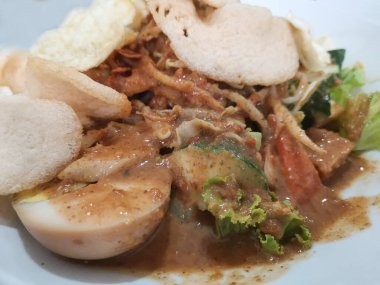 Dévrez le gado-gado, une salade indon, sienne color ve besleyici, ve bir bit aşçısı. Kâşif, vivez une synphonie de saveurs locales