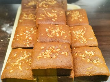 Birkaç ev yapımı bademli browninin yakın çekimi. Bu browniler tatlı ikram etmek ya da lezzetli bir tatlıdan zevk almak için mükemmel.