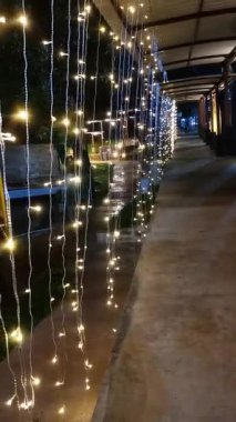 Parıldayan ışıklarla süslenmiş parlak bir koridor. Romantizm, kutlama ve aydınlatmanın cazibesi için mükemmel..