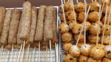 Bu videoda ağız sulandıran Asya sokak yemekleri satay 'de ızgara et ve lezzetli toplar yer alıyor. Sokak yemeklerinin özünü yakalayan tatlar arasında bir aşçılık yolculuğu..