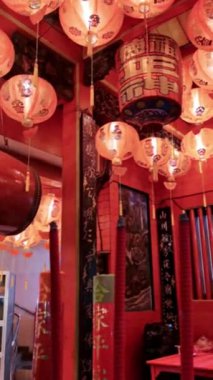 Kırmızı fenerlerin sıcak parıltısıyla yıkanan uzayın büyüsünü hisset. Bu sahne kültürel kutlamaların ruhunu temsil ediyor, büyüleyici bir görsel deneyim sunuyor..