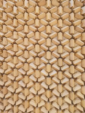 Aydınlık tonlu 3D küplerden oluşan bir geometrik ahşap yüzey tekrarlanan, desenli bir düzende sıralanmış.