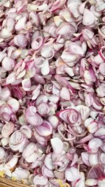 Görünür mor halkaları ve beyaz iç kısımları olan, tek parça halinde dilimlenmiş arpacık soğanları. Tazelik ve yemek pişirmeye hazır olma durumu..