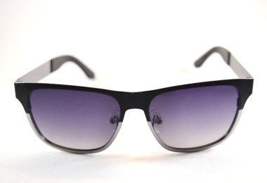 Polarize Güneş gözlüğü izole-