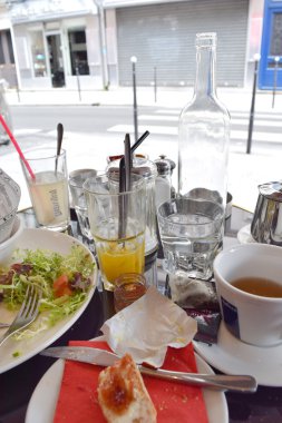 Paris 'te bir restoranda/kafede kahvaltı