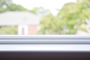 Beyaz pencere içinde ev