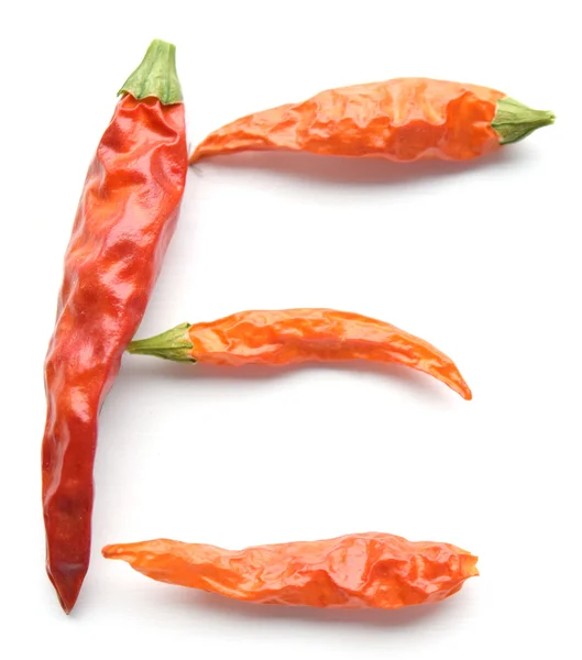 Gedroogde rode cayenne chilipepertjes letter E — Stockfoto