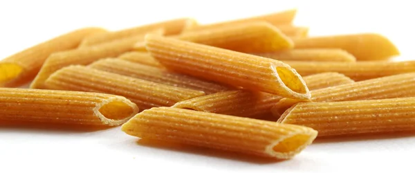 Massas orgânicas de penne de trigo integral — Fotografia de Stock