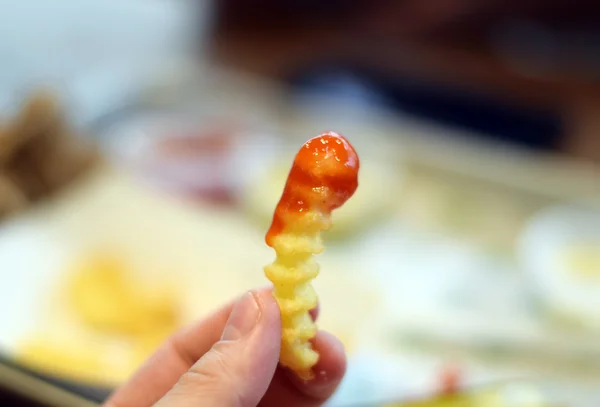 Hand hält Französisch braten — Stockfoto