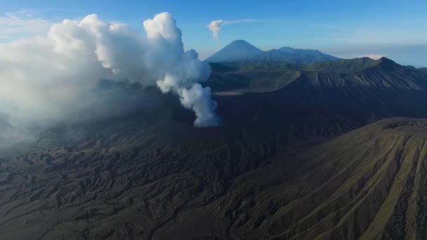 Kouřící, aktivní sopka Mount Bromo (Jáva, Indonésie). Drone (helikoptéra) sopky video letecký pohled na kalderu, lávová pole, erupce sopky a bílý kouř. — Stock video