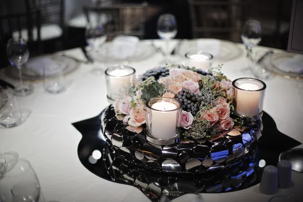 結婚式のゲストダイニングテーブルの装飾、結婚式のディナー — ストック写真