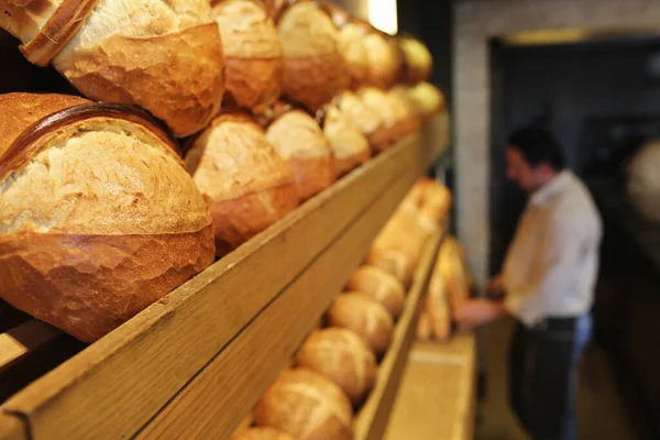 Rafta sıralı Trabzon ekmeği, Fırın Ürünleri, Pasta ve Fırın