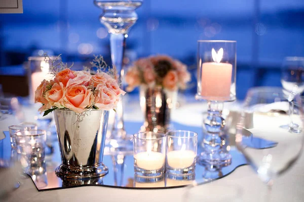 婚宴餐桌装饰 婚宴晚宴 — 图库照片