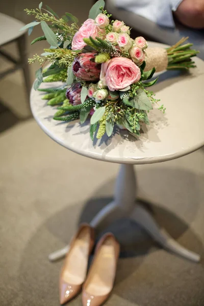 Brautblume Und Stöckelschuhe — Stockfoto