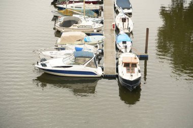 Limandaki bir rıhtıma demirlemiş tekneler.