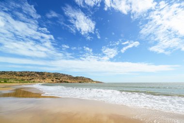 kayalar vahşi plajı ile deniz manzarası
