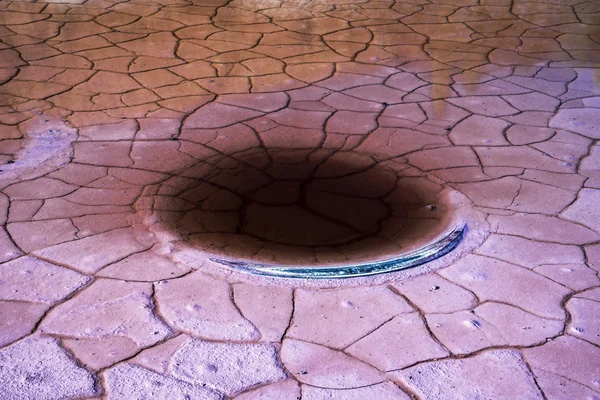 Rosa agrietado suelo en riotinto — Foto de Stock