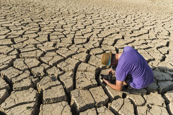 Junger Fotograf in einer Wüste — Stockfoto