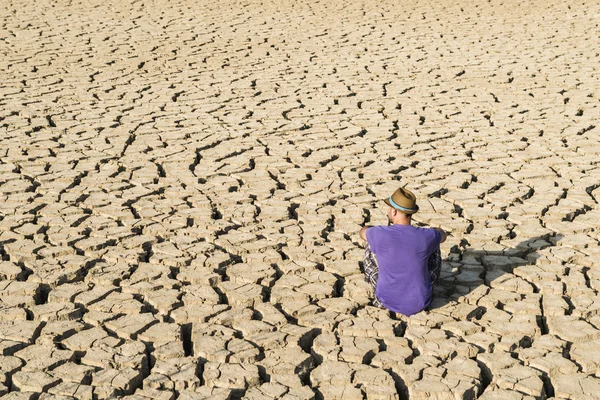 Niño en un desierto — Foto de Stock