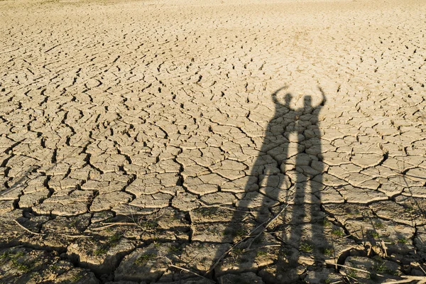 Sombras humanas en un suelo agrietado — Foto de Stock