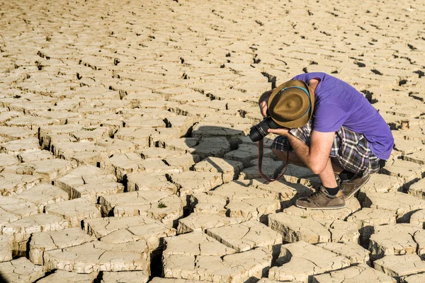 Junger Fotograf in einer Wüste — Stockfoto