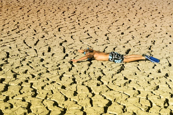 Un joven practicando buceo en un pantano seco — Foto de Stock