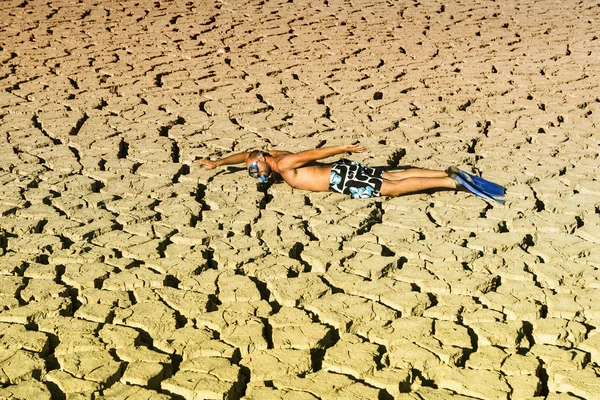 Un joven practicando buceo en un pantano seco — Foto de Stock