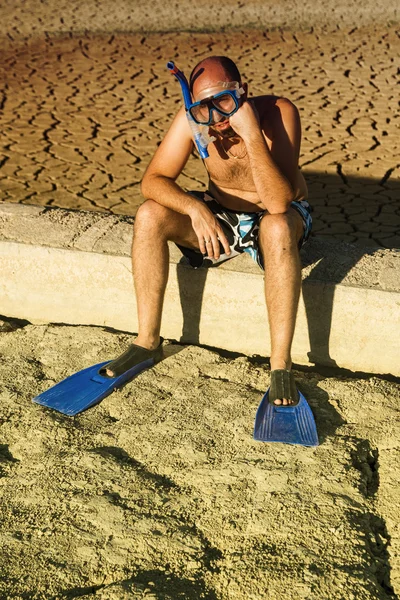 Un joven practicando buceo en un pantano seco — Foto de Stock