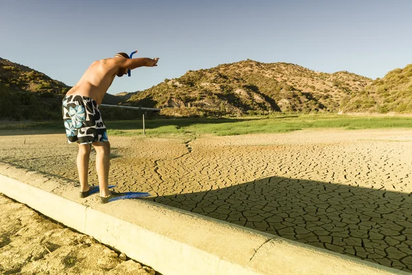Ein junger Mann übt Tauchen in einem trockenen Sumpf — Stockfoto
