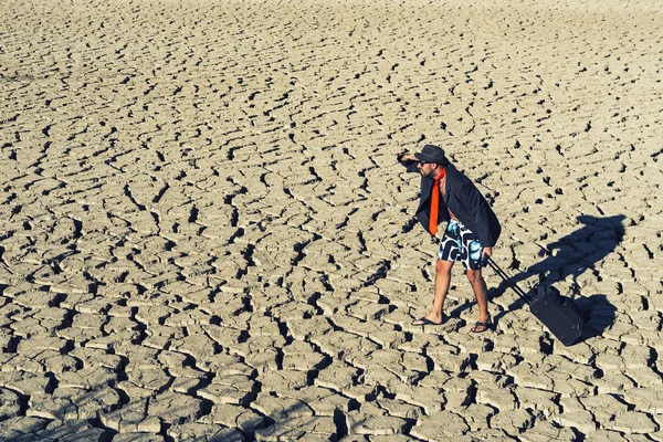 Joven viajero caminando por el desierto — Foto de Stock