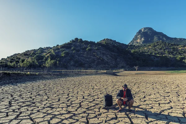 Joven viajero caminando por el desierto — Foto de Stock