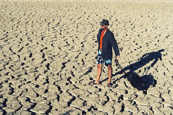 Joven viajero caminando por el desierto — Foto de Stock
