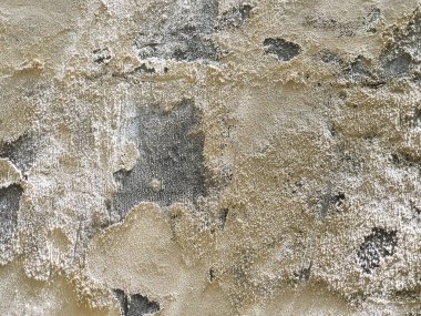 Sıkıntılı bir duvar yüzeyinin detaylı makro görüntüsü. Dökülen boya katmanlarını, ufalanan alçıyı, rutubet ve çürüme belirtilerini gösterir, soyut bir grunge arkaplanı oluşturur.