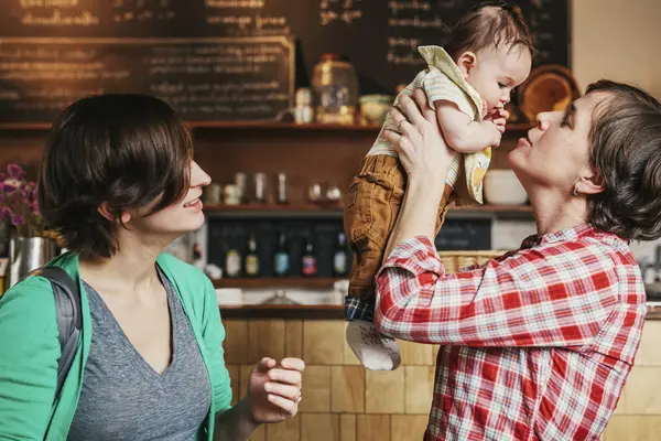 Par av samma kön med sina 6 månader gammal baby — Stockfoto