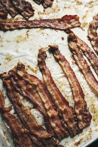 Kokta knaperstekt bacon strips — Stockfoto