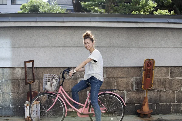 Kvinna sitter på en cykel. — Stockfoto