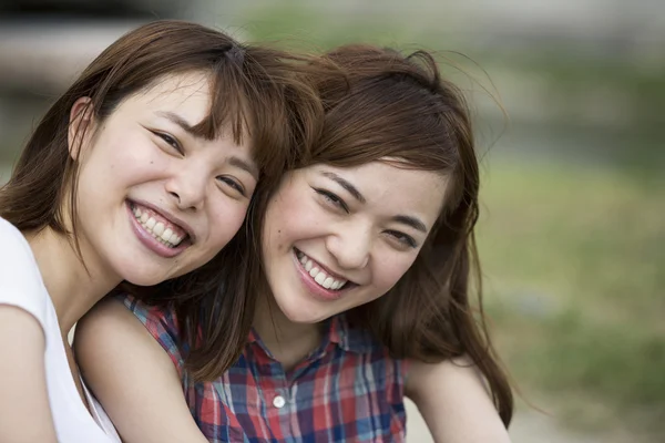 Japonští přátelé v parku. — Stock fotografie