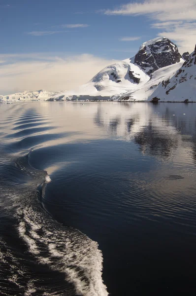 Berg och snöiga landskap — Stockfoto