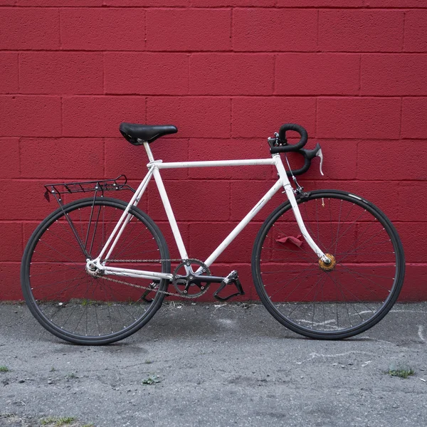 壁に対する自転車. — ストック写真