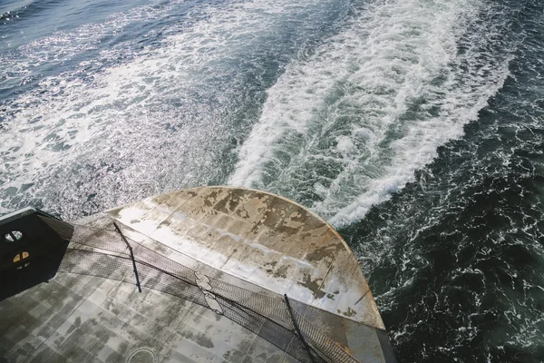 Barco de ferry y despertar — Foto de Stock