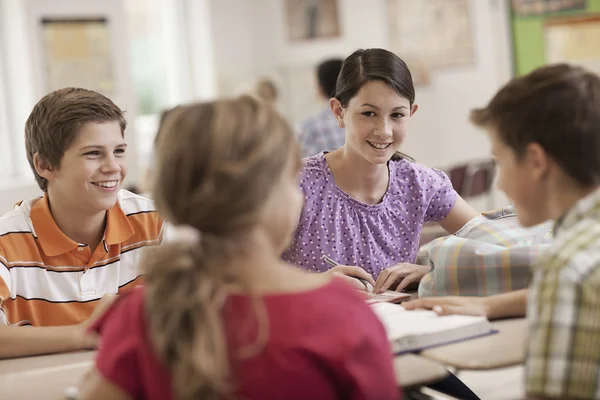 Students talking to each other. — Stock Photo, Image