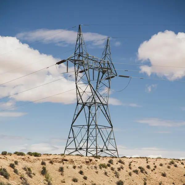 Tall pylon carrying power lines — Stock Photo, Image